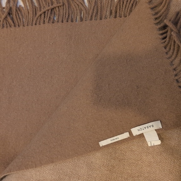 Aritzia Babaton Herringbone rectangle wool scarf - Picture 5 of 7